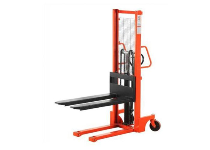 מלגזון הרמה ידני כחול עם גלגלים, מיועד להרמת משאות עד 1 טון במחסן